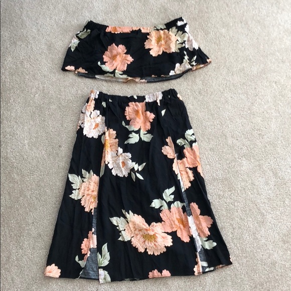 Adorable two piece floral set! Size 6 - Picture 2 of 4